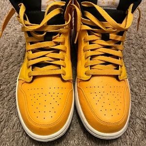 AIR JORDAN ^ MID
"Taxi Yellow"